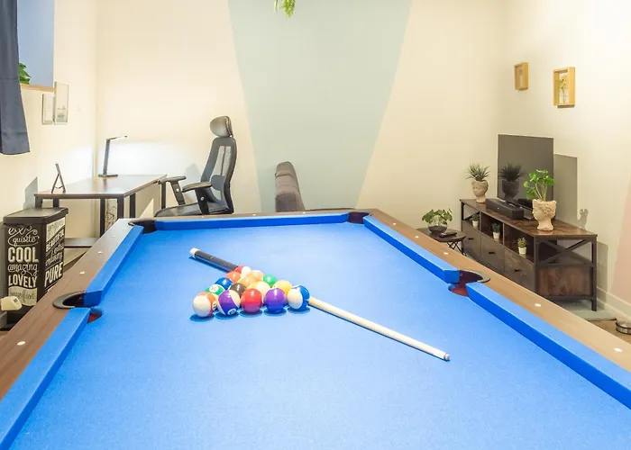 Pool Table Heaven, Workstation, 4K Tv, Netflix