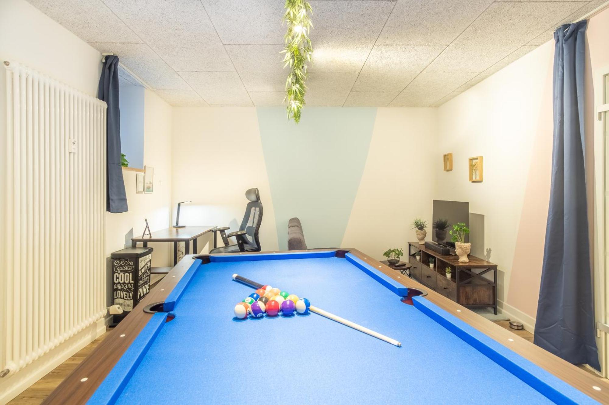 Pool Table Heaven, Workstation, 4k Tv, Netflix Leipzig