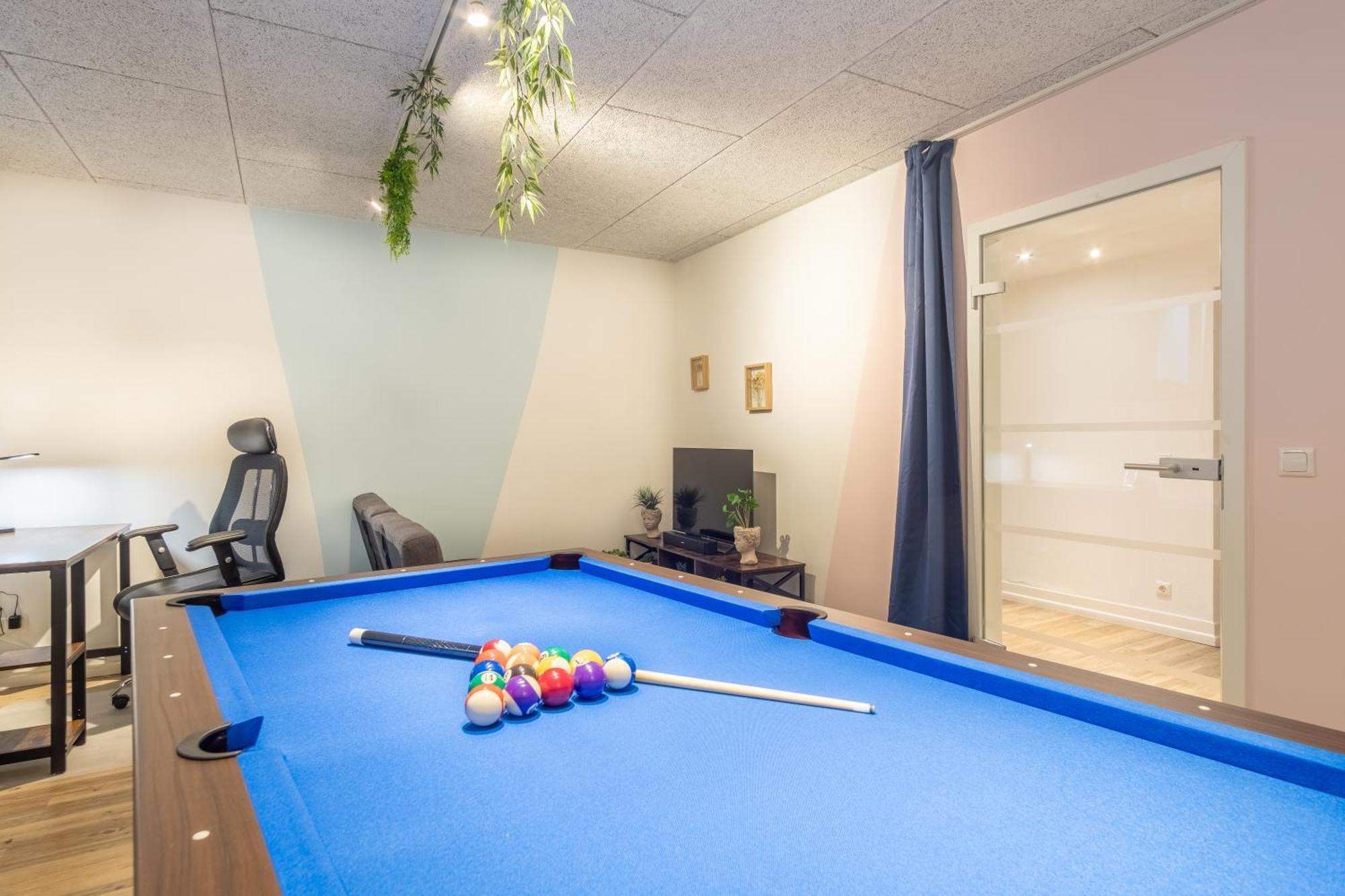 Pool Table Heaven, Workstation, 4k Tv, Netflix Apartment