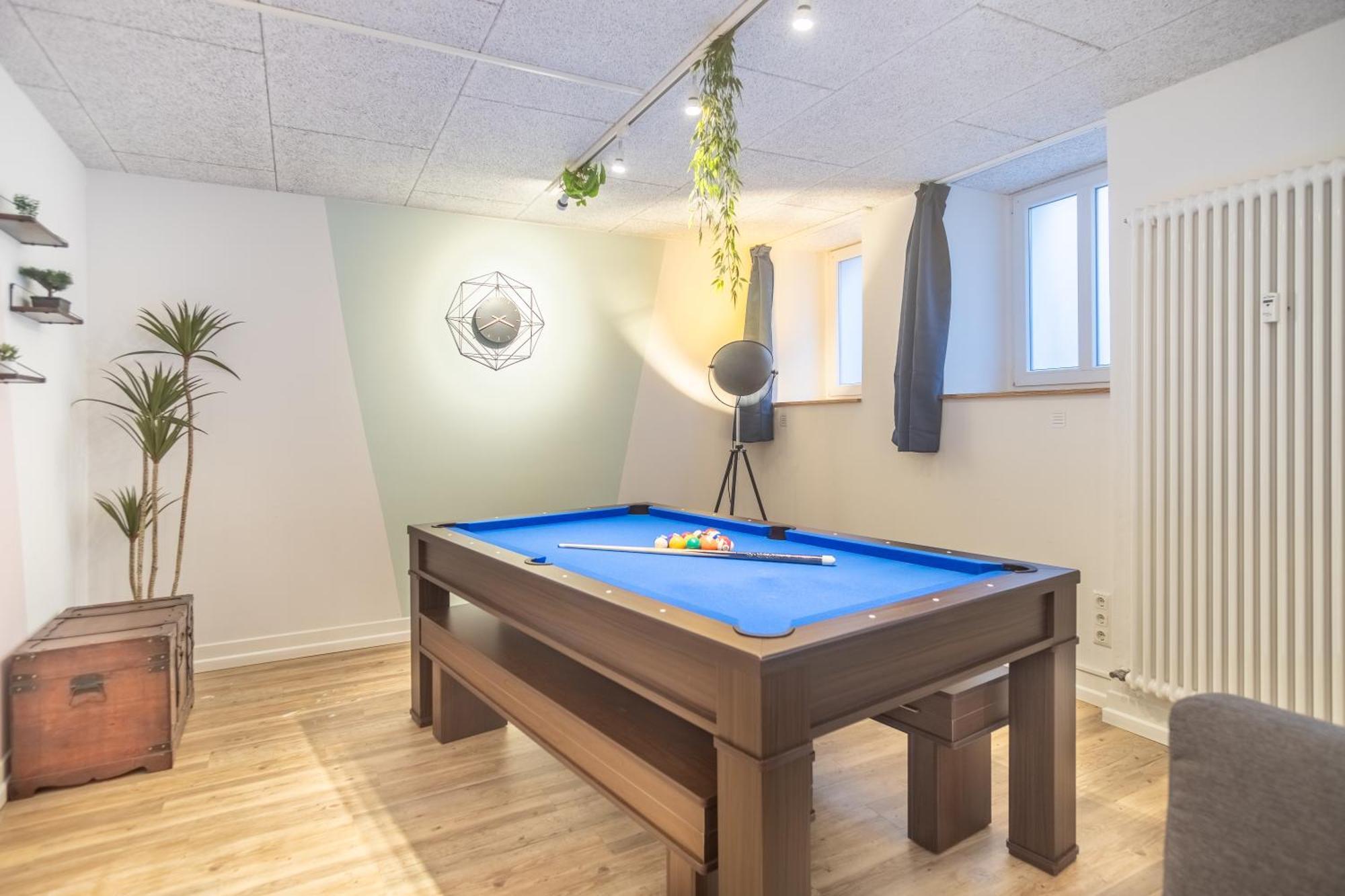 Pool Table Heaven, Workstation, 4k Tv, Netflix Apartment Leipzig