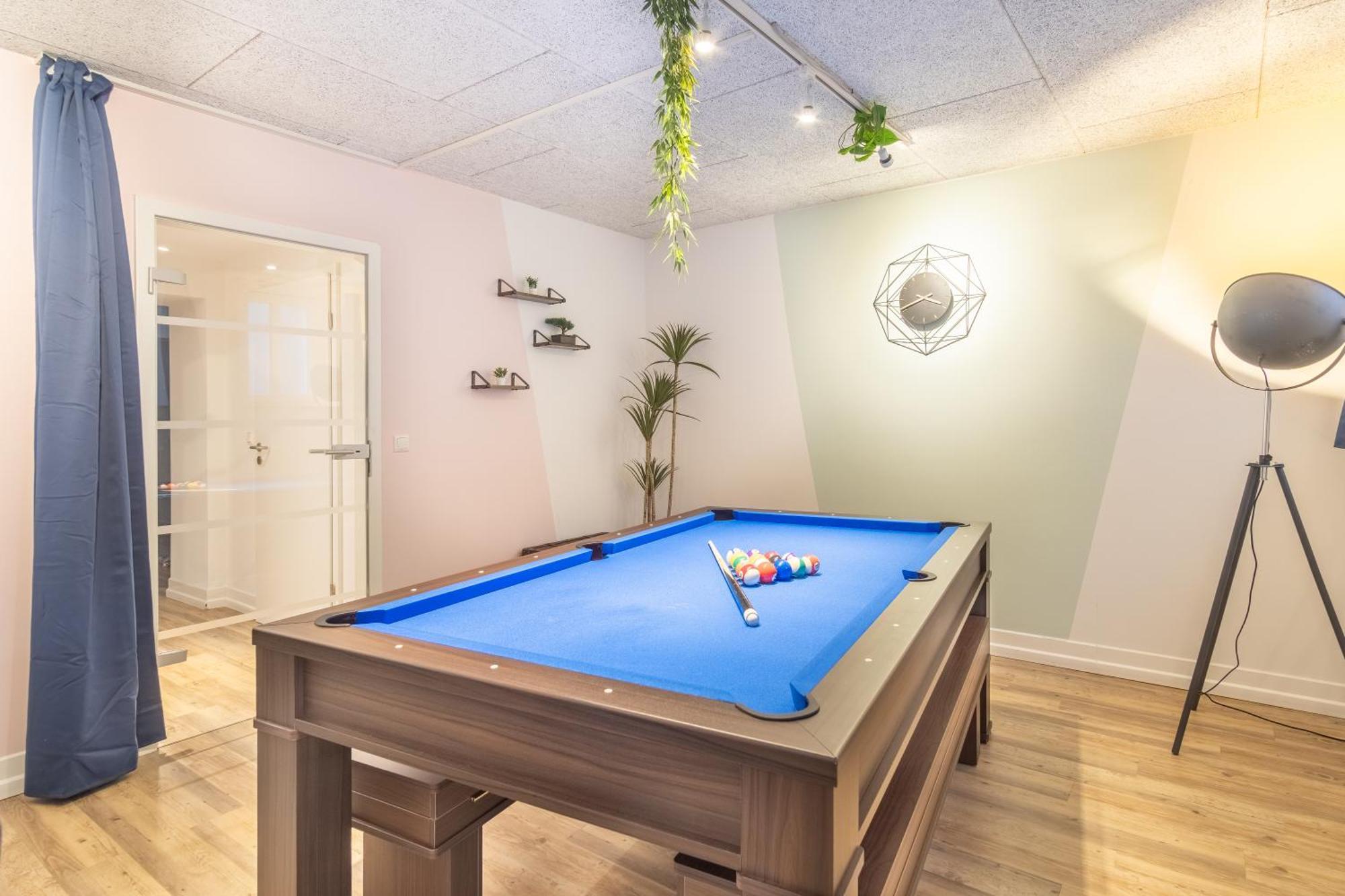 Pool Table Heaven, Workstation, 4k Tv, Netflix Apartment Leipzig