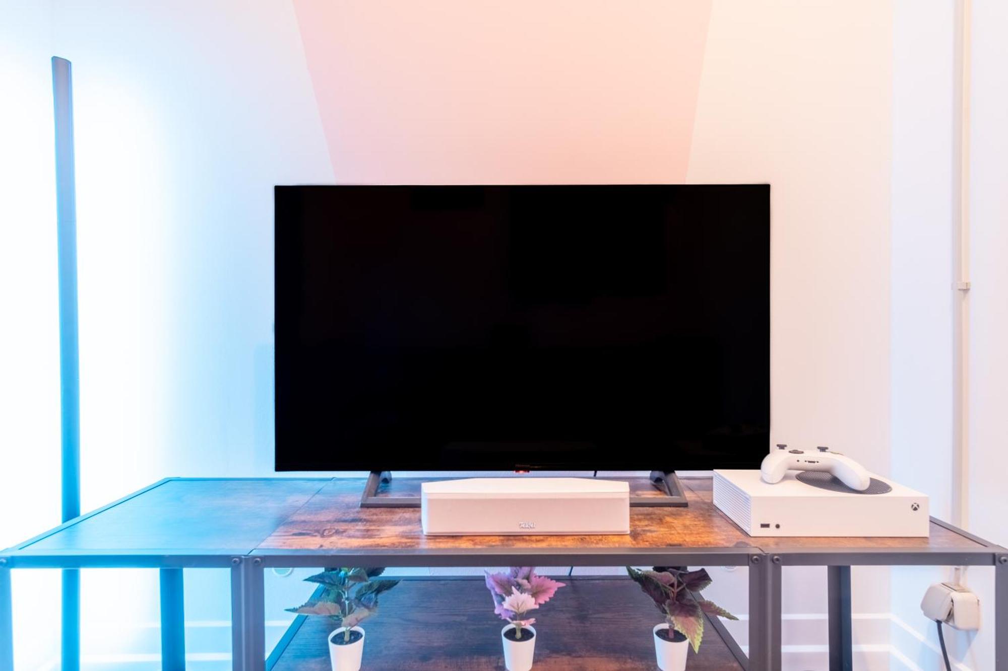 Pool Table Heaven, Workstation, 4k Tv, Netflix Apartment